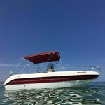 Bimini-Top Sport mit 4 Bögen in rot, montiert auf einem Sportboot mit Center Konsole