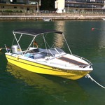 Sonnenverdeck Elegance mit 3 Bögen in schwarz, montiert auf einem Sportboot.