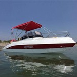 Bimini-Top Front Superior am Geräteträger in rot, montiert auf einem Sportboot