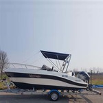 Bimini-Top Front Superior am Geräteträger in rot, montiert auf einem Sportboot (Profil)