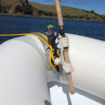 Railblaza CleatPort RIBMount in schwarz mit Rutenhalter an einem Schlauchboot