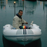 Railblaza iPS LED Zweifarben-Positionslicht an einem Schlauchboot Bug
