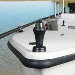 Railblaza Starport in schwarz montiert am Bug