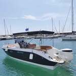 Bimini-Top Superior mit Geräteträger in Marine Blue montiert auf einem Sportboot