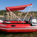 Bimini-Top Elegance mit 2 Bögen in rot, montiert auf einem Schlauchboot