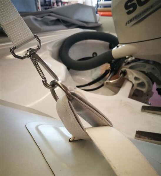 Adaptateur de sangle pour bateaux pneumatiques permettant de tendre les tauds bimini